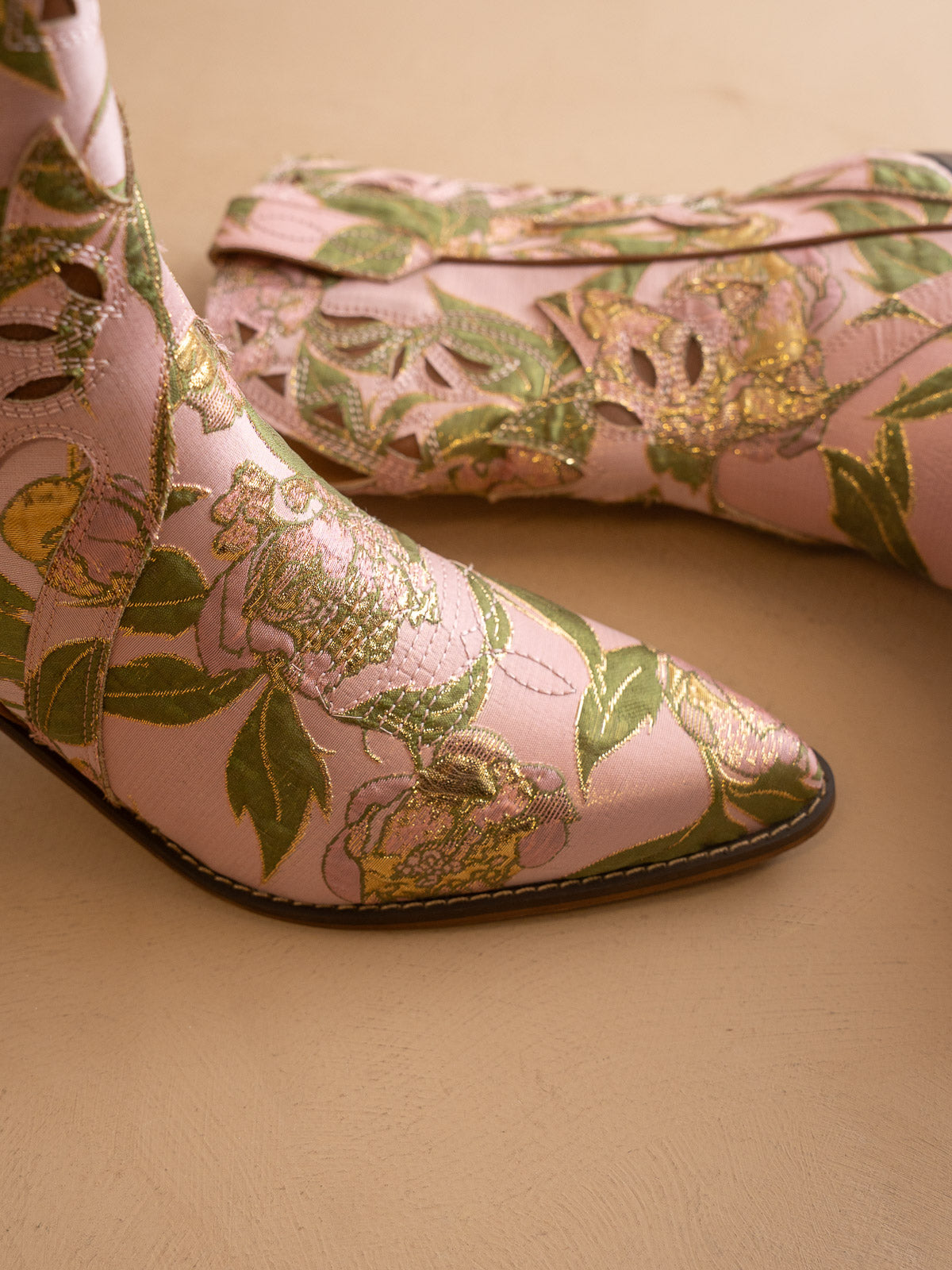 靴 Treaturself Rose embroiderywesternboots The Sorrel | Rose Garden Tapestry Western Bootie – Oasis Society x